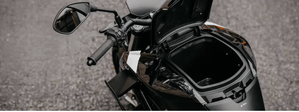 La Zero Motorcycles Zero SR/F est une moto sportive au permis A mais elle est pratique ! Elle dispose d'un coffre avant.
