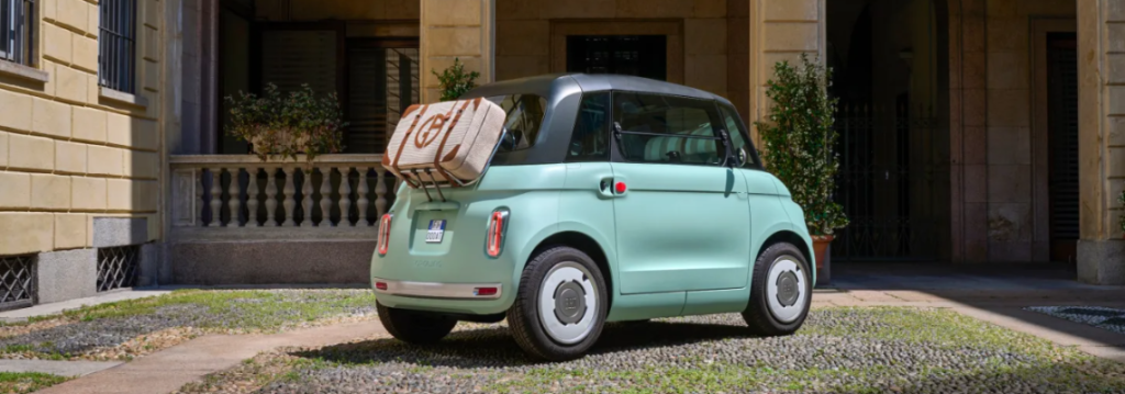 fiat topolino dans la cour