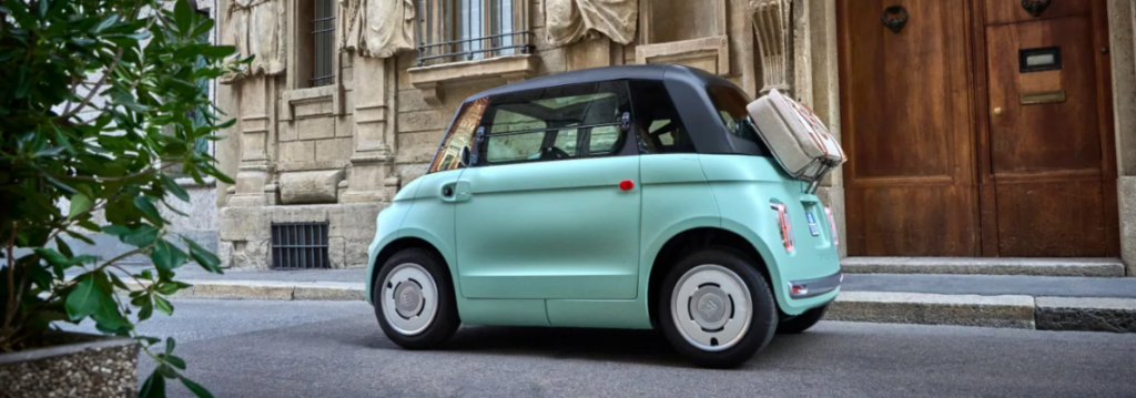 fiat topolino garé devant la maison