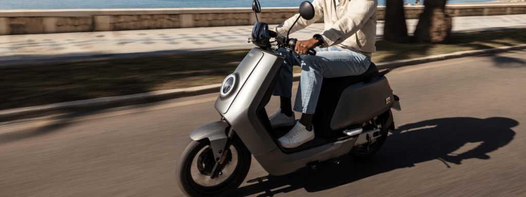 NIU NQi GTS version 2026 sur route : le scooter périurbain connecté