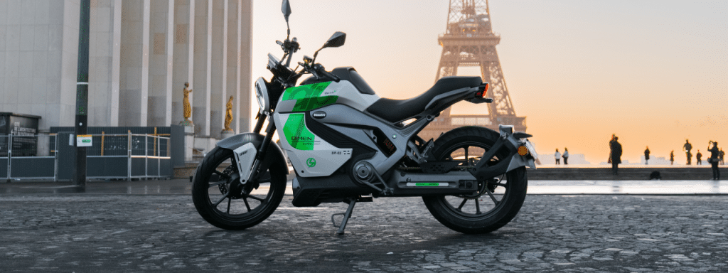 Dimentro DP-03 la nouvelle moto électrique 125cm3 à paris, place du Trocadéro