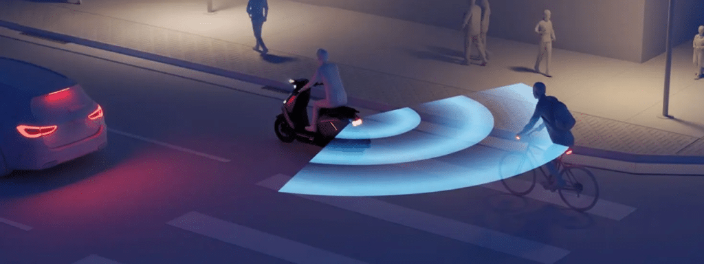 Le scooter NIU FQiX 150 dispose d'un radar arrière... Pour davantage de sécurité en zone urbaine.