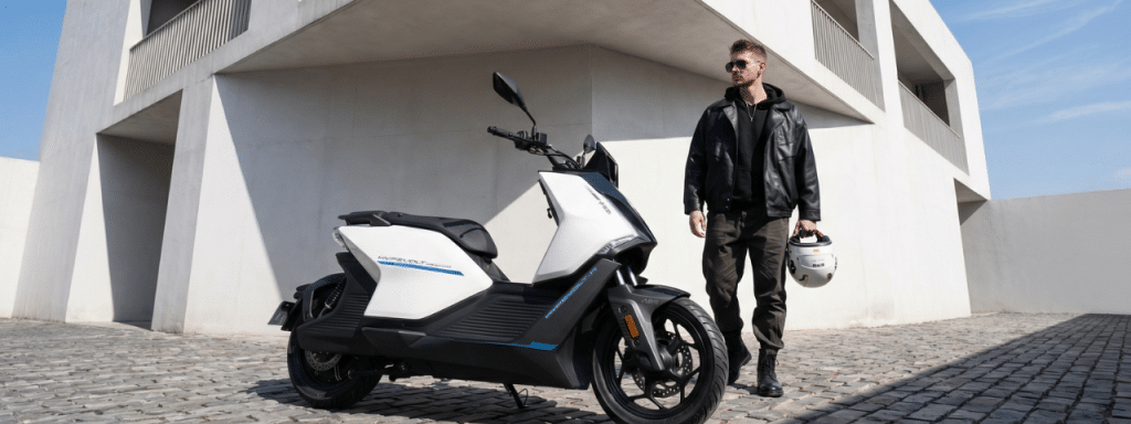 Pink HypeVolt, premier modèle de la gamme Hype, est un scooter électrique 125cc