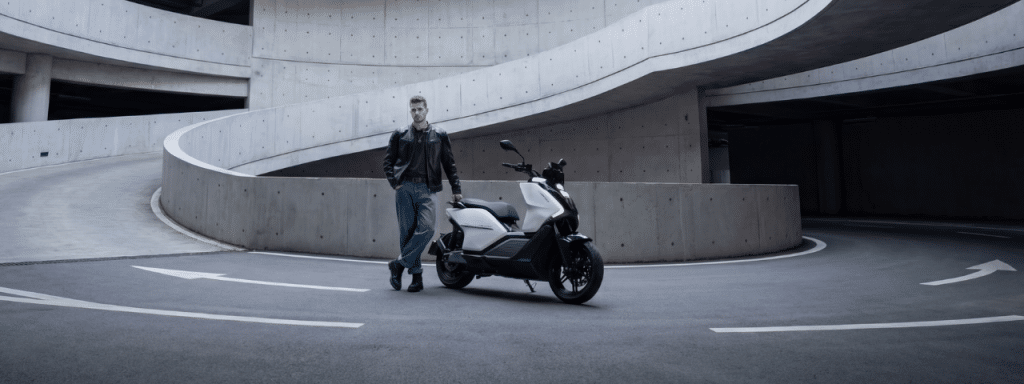 HypeVolt de Pink Mobility : le nouveau scooter 125 périurbain fait pour la ville et au-delà. 12 kW de puissance en pic ; 115 km/h ;140 km d'autonomie, pour vous emmener où vous le voulez.
