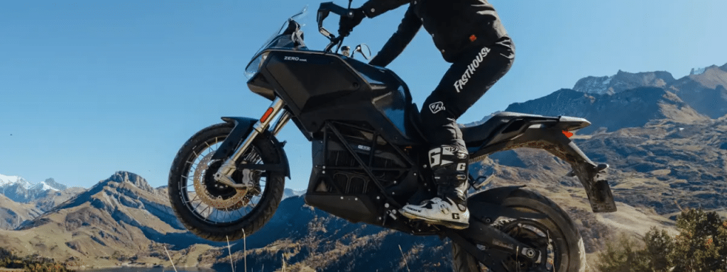 Zero Motorcycles Zero DSR/X devant les montagnes : un trail pour rouler vite et loin, longtemps.