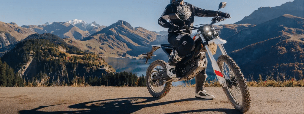 Zero Motorcycles Zero XE devant les montagnes : une balade en plein air