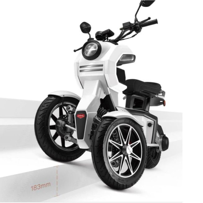 Scooter 3 roues électrique 125 Doohan iTank 125 garde au sol