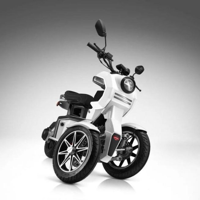 Scooter 3 roues électrique 125 Doohan iTank 125 blanc virage