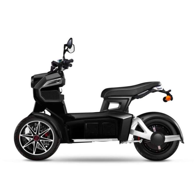Scooter 3 roues électrique 125 Doohan iTank 125 noir coté