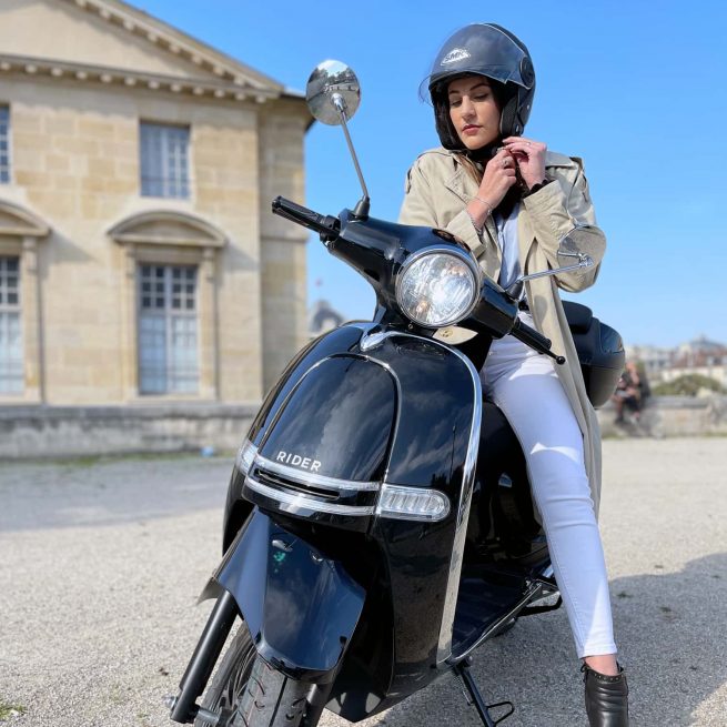 jeune femme sur un rider 5000 en train d'attacher son casque