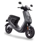 Le scooter électrique Niu M1 PRO gris batterie lithium amovible recharchageable à domicile, scooter éligible à la prime écologique dans certaines villes, moins de 2 000 €, livraison à domicile, sans permis. Scooters électriques