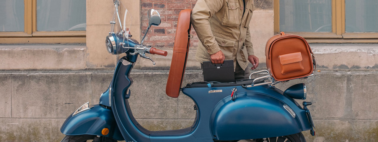 Pink Mobility Pink Style Bleu homme en train de replacer la batterie