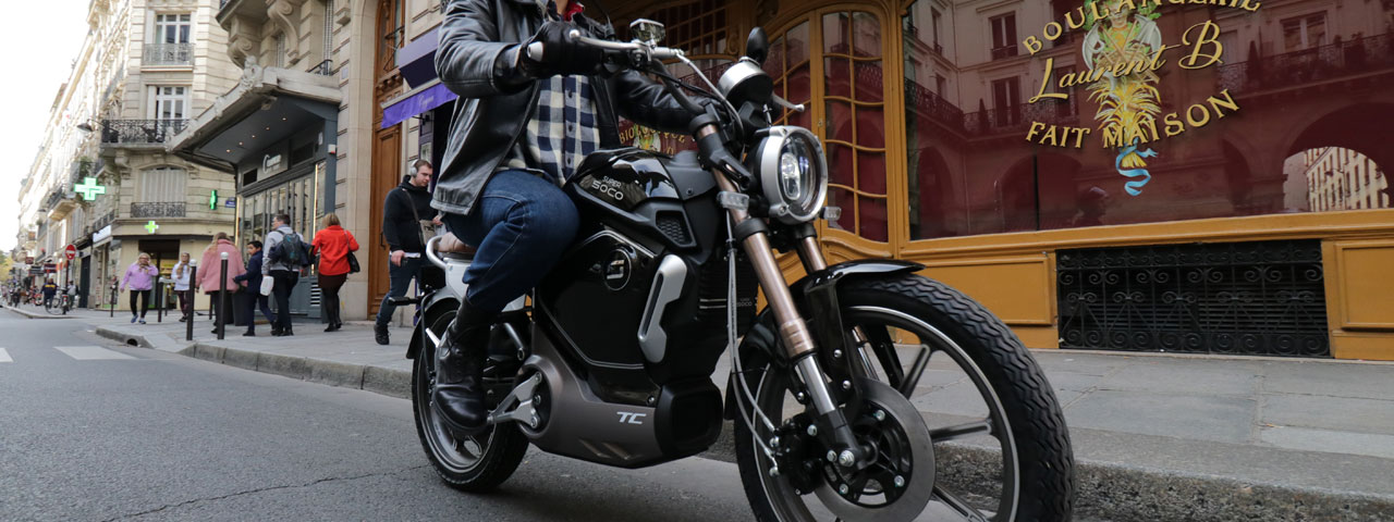 La Super Soco TC noire en train de rouler dans les rues de Paris