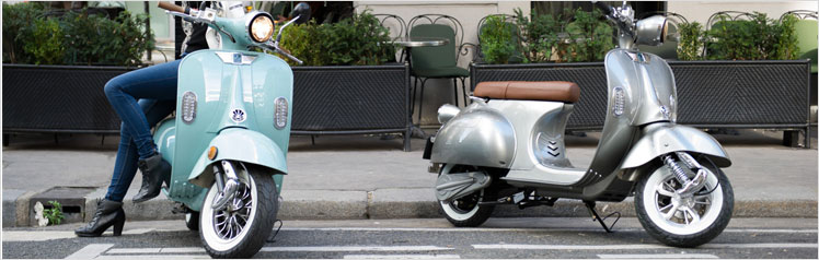 scooters électriques 2twenty garés devant un trotoir