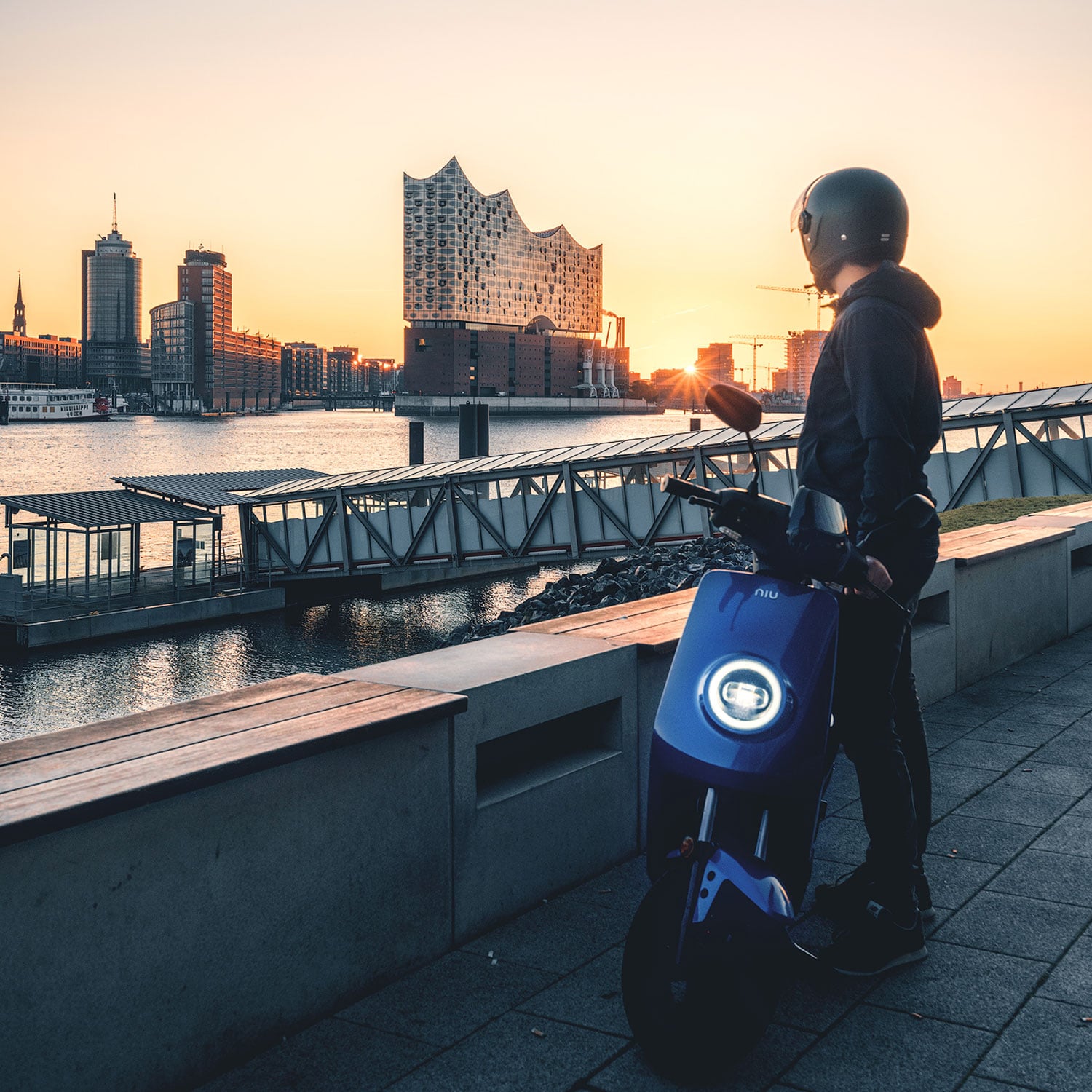 livraison homme balade scooter moto à nuit avec néon lumières