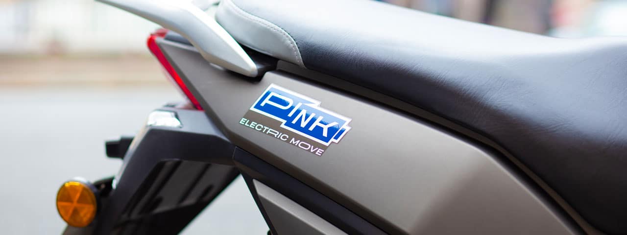 En gros plan, le logo sur le carénage arrière et le logo du Pink Mobility Pink Me