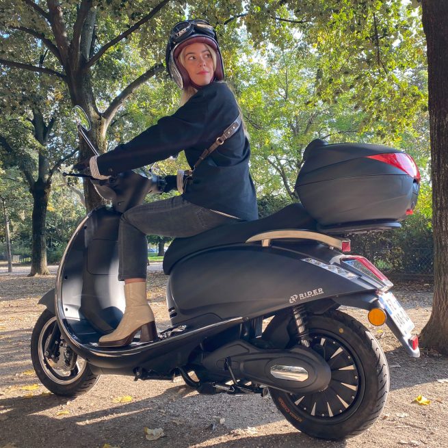 jeune femme sur un rider 3000 dans un parc