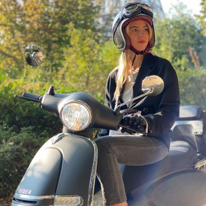 jeune femme assise sur un rider 3000 près de la Tour Eiffel