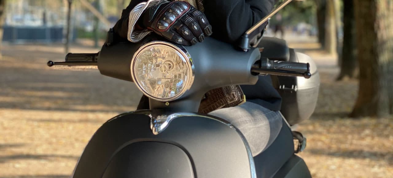 jeune femme sur un rider 3000W noir mat, dans un parc