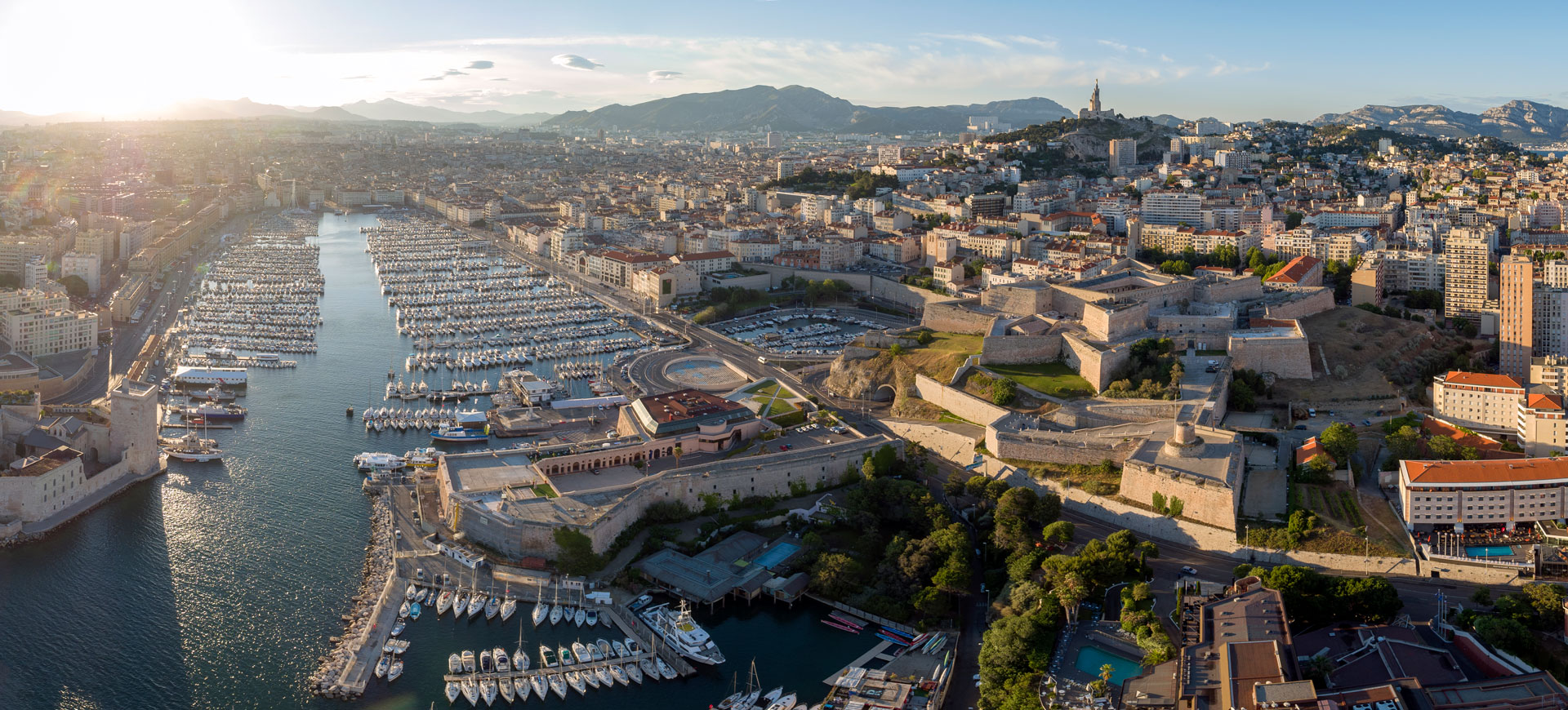 Panoramique du vieux port de Marseille à arpenter en scooter électrique