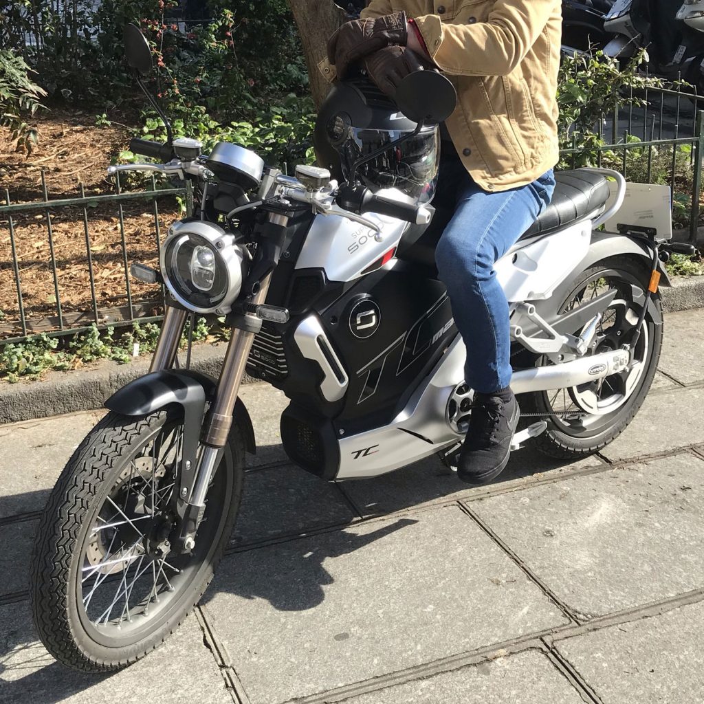 Super Soco TC MAX en plongée dans les rues de Paris