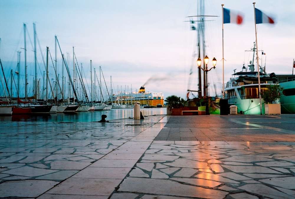 Le port de Toulon, à la nuit tombante