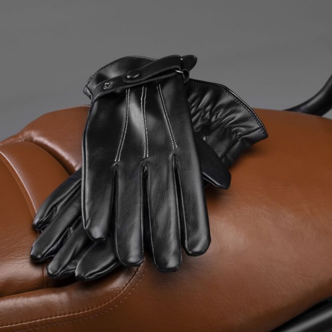 Gants vintage posés sur la selle de l'Horwin CR6 Pro