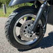 Gros plan sur la roue avant du Rider Pro Cargo