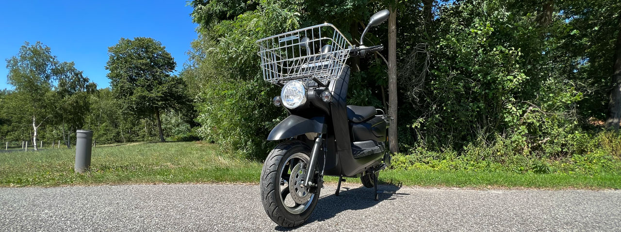 rider pro Cargo trois quart face gauche sur un parking