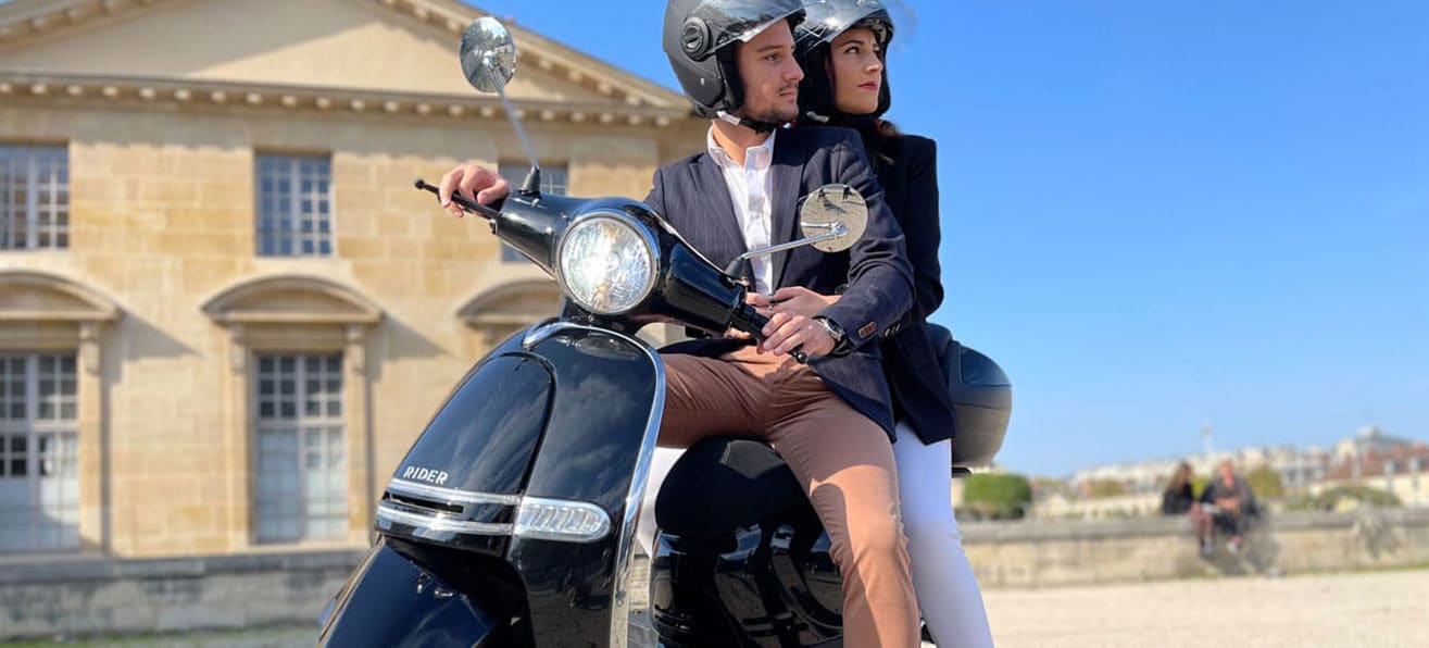 Couple assis sur le Rider 5000W, scooter électrique issu de ce comparatif