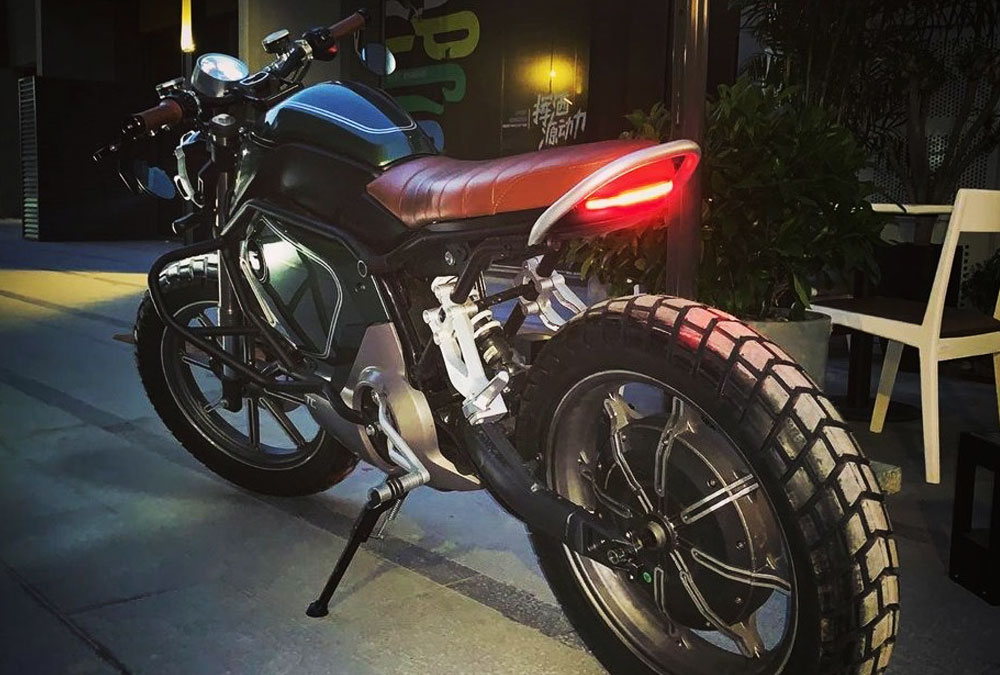 moto électrique scrambler café racer