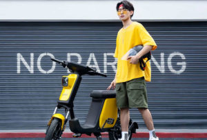 Le Xiaomi 70 mai jaune dans la rue avec son conducteur