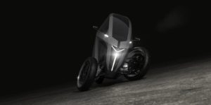 Le Trike Electrique Ako, vue avant, en virage