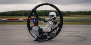 Une monowheel électrique avec son pilote sur une piste