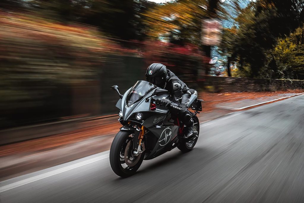 L'Energica Evo sur une route, à grande vitesse