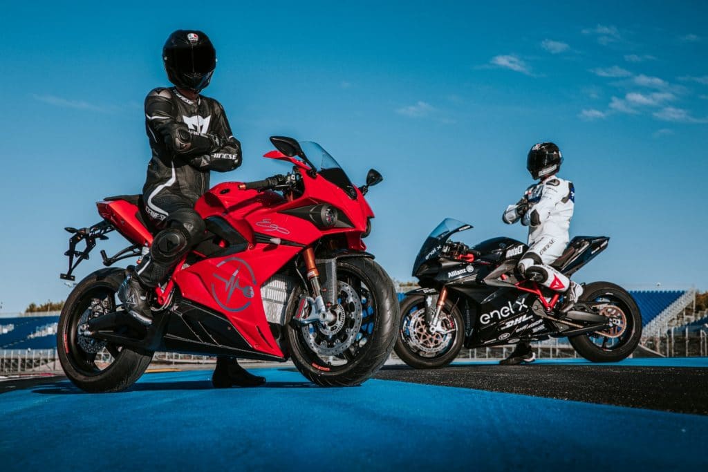 Connaissez-vous la MotoE ? Et bien sachez que le seul constructeur engagé dans cette compétition est l'Italien Energica... Et on peut rouler en toute légalité sur la route avec (presque) la même moto électrique que celles des pilotes professionnels ! J'ai nommé la Energica Ego.