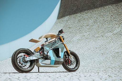 Moto électrique de couleur bleu et bois de chez Essence Motorcycles.