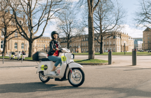 Le Govecs Zoom dans une rue avec sa pilote