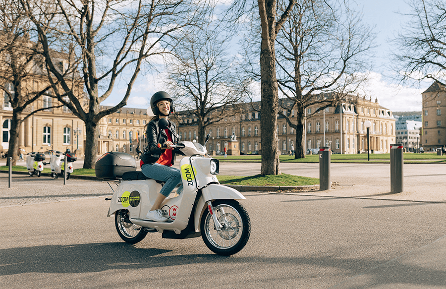 Femme sur un scooter électrique du groupe Govecs.