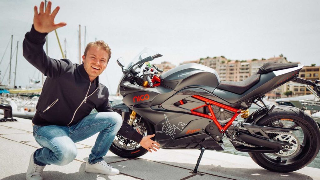 Nico Rosberg posant à côté de sa moto Energica Ego.