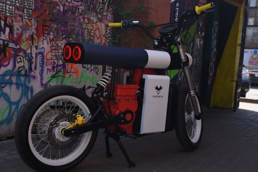 Moto électrique de Punch Motorycles dans un environnement urbain.