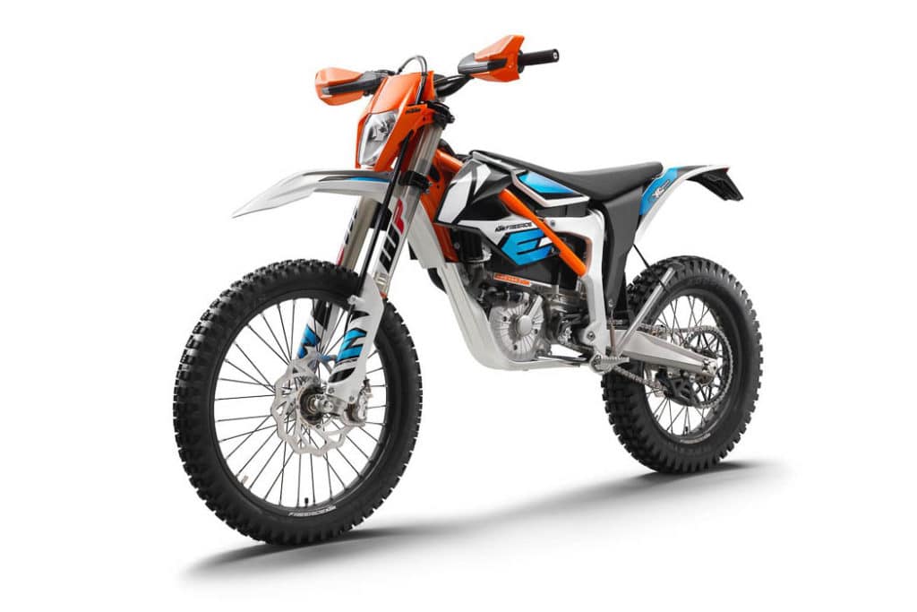 La KTM Freeride XC E, trois quart face gauche, sur fond blanc