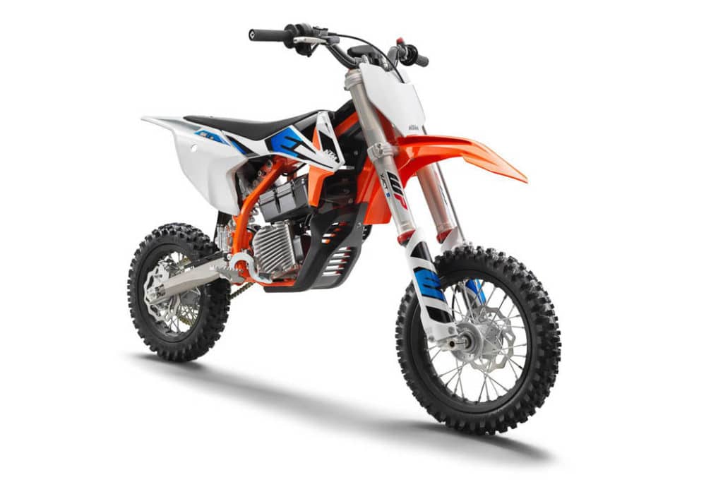 La KTM SX-E-5, trois quart face droit, sur fond blanc