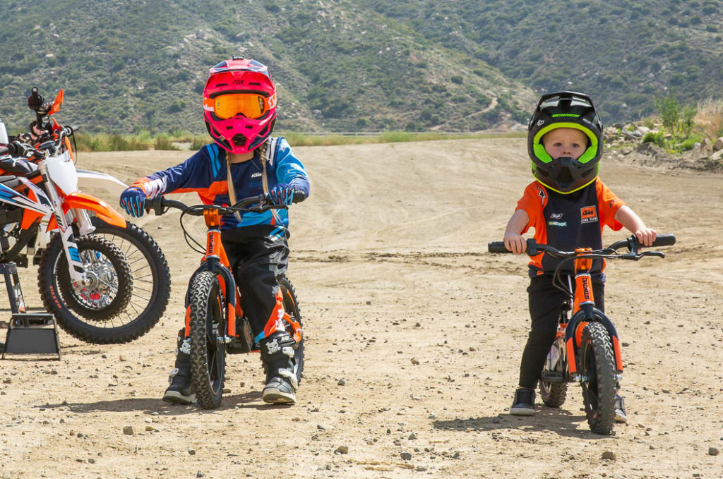 Deux jeunes enfants sur des draisiennes électrique KTM