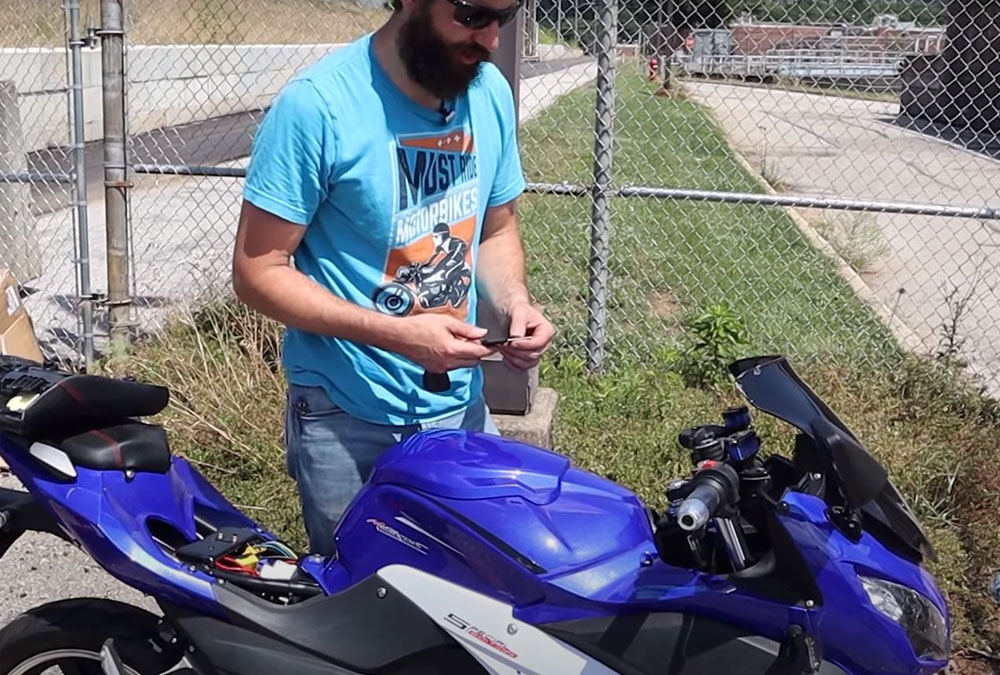 Bikes and Beards réparant une moto électrique chinoise