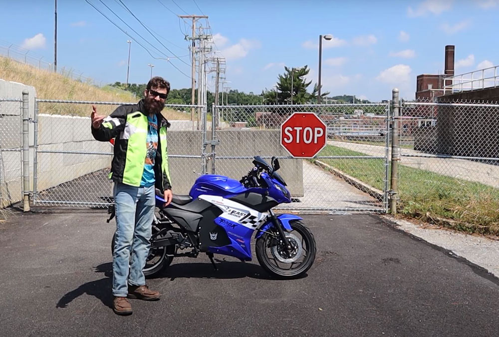 Bikes and Beards veste jaune fluo avec une moto électrique chinoise