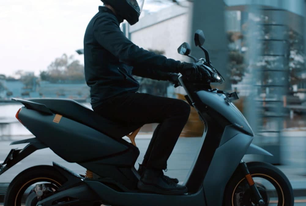 L'Ather 450 X et son pilote dans une rue