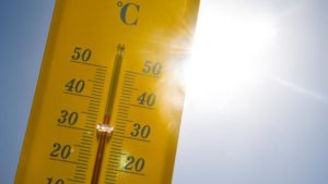 En gros plan, un thermomètre dépassant les 35°C.