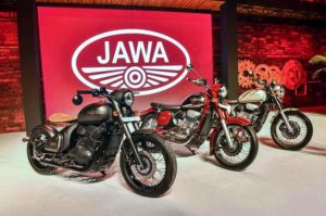 Trois motos Jawa Motorcycles sur un stand, lors d'une présentation