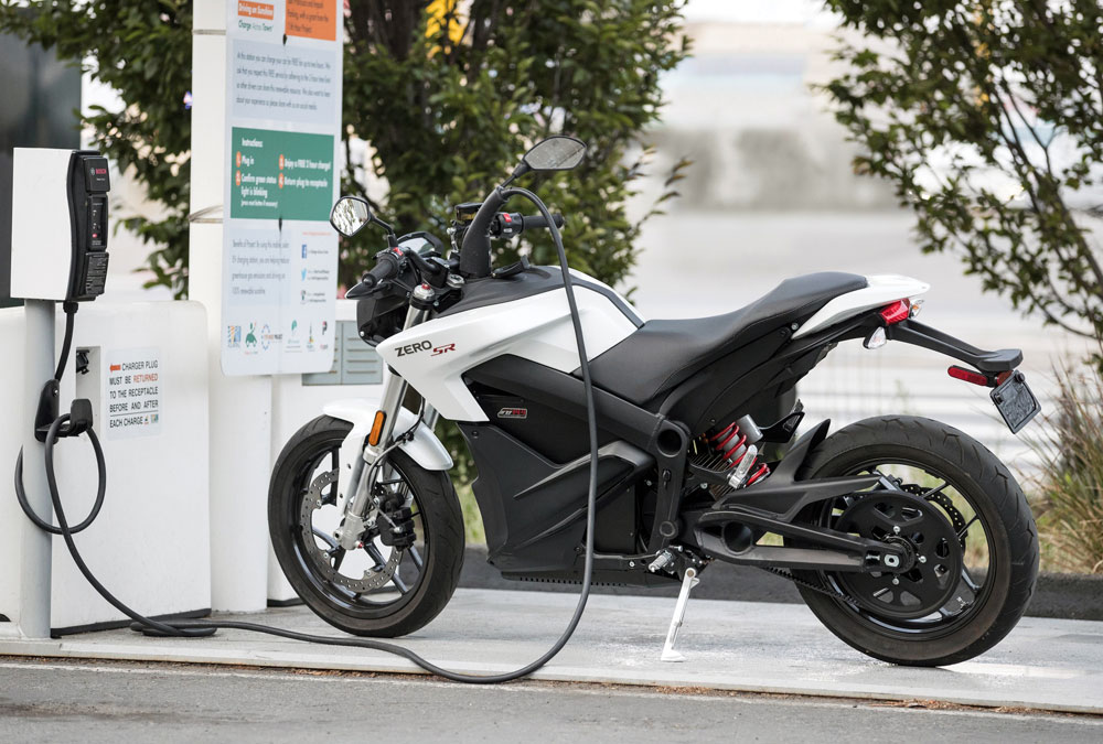 moto électrique Zero borne de recharge lithium ion hydrogene